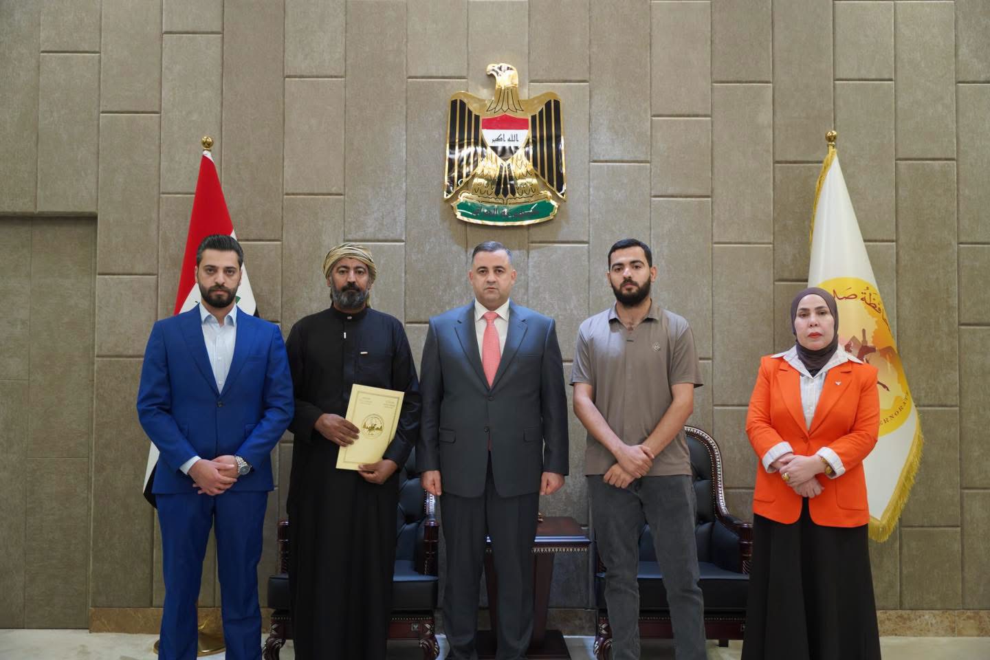 استقبل محافظ صلاح الدين، السيد هيثم الزهوان، ذوي الموظف، المرحوم شاكر محمود علي، في مركز ماء سليمان بيك، الذي وافته المنية أثناء أداء واجبه الوظيفي.
