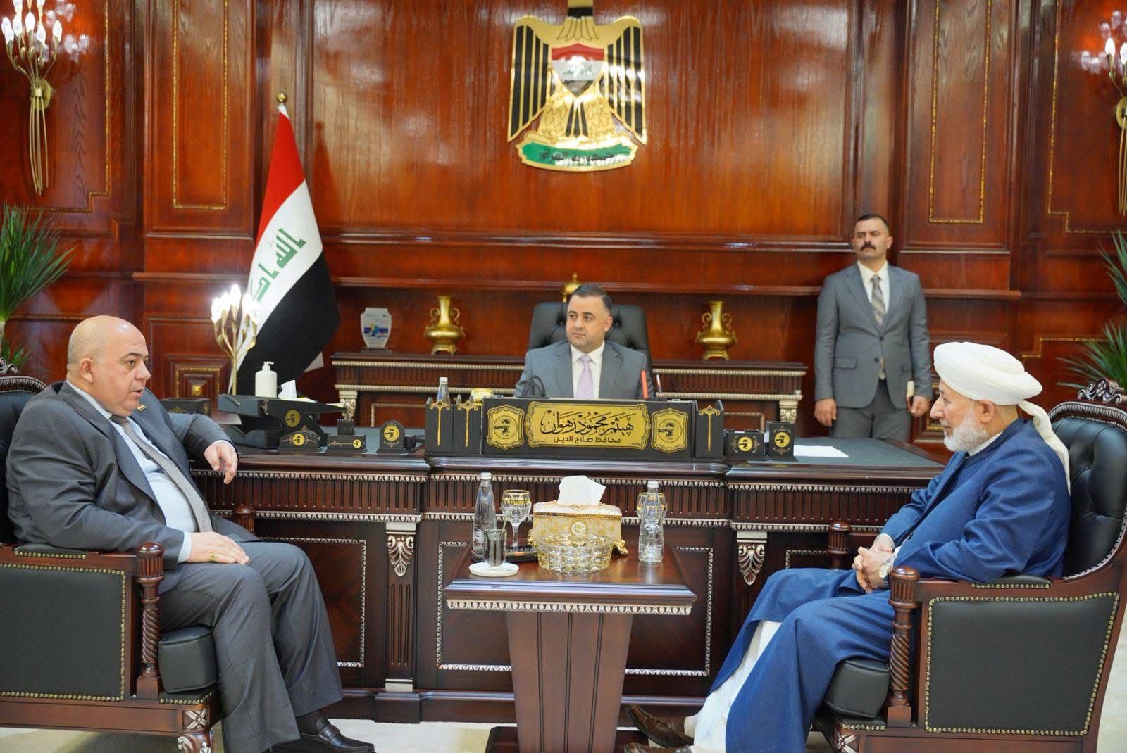 التقى محافظ صلاح الدين، السيد هيثم الزهوان، رئيس رابطة علماء صلاح الدين الشيخ الدكتور حاتم السامرائي، بحضور عضو مجلس المحافظة الشيخ علي الكريم.