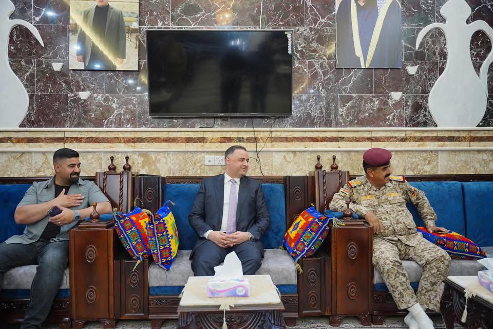 لبّى محافظ صلاح الدين السيد هيثم الزهوان دعوة الشيخ صالح الموسى الدوري إلى ديوانه في مدينة تكريت.وجرى خلال اللقاء بحث عدد من القضايا العامة وتعزيز التواصل بين الجهات الرسمية والشخصيات الاجتماعية في المحافظة، بما يسهم في دعم الاستقرار والتنسيق المشترك.