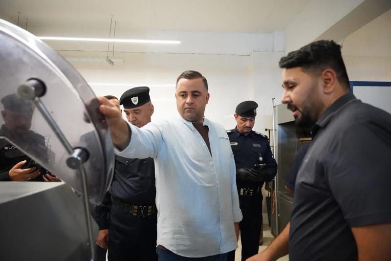 محافظ صلاح الدين، بعد منتصف الليل.. يتفقد أحد الأفران في تكريت لمتابعة الالتزام بالضوابط الصحية.